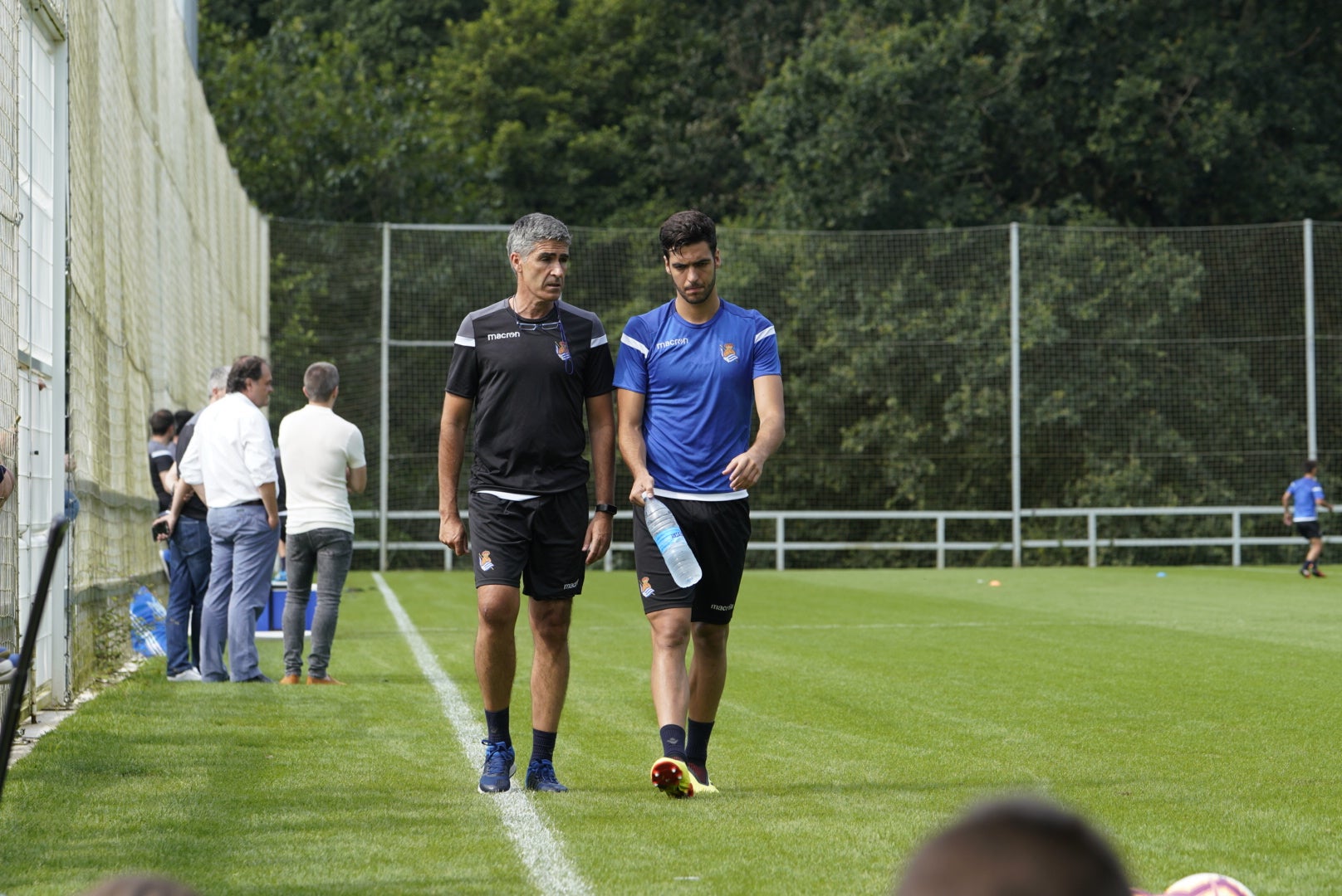 El nuevo fichaje de la Real Sociedad ha abandonado el campo molesto del hombro derecho 