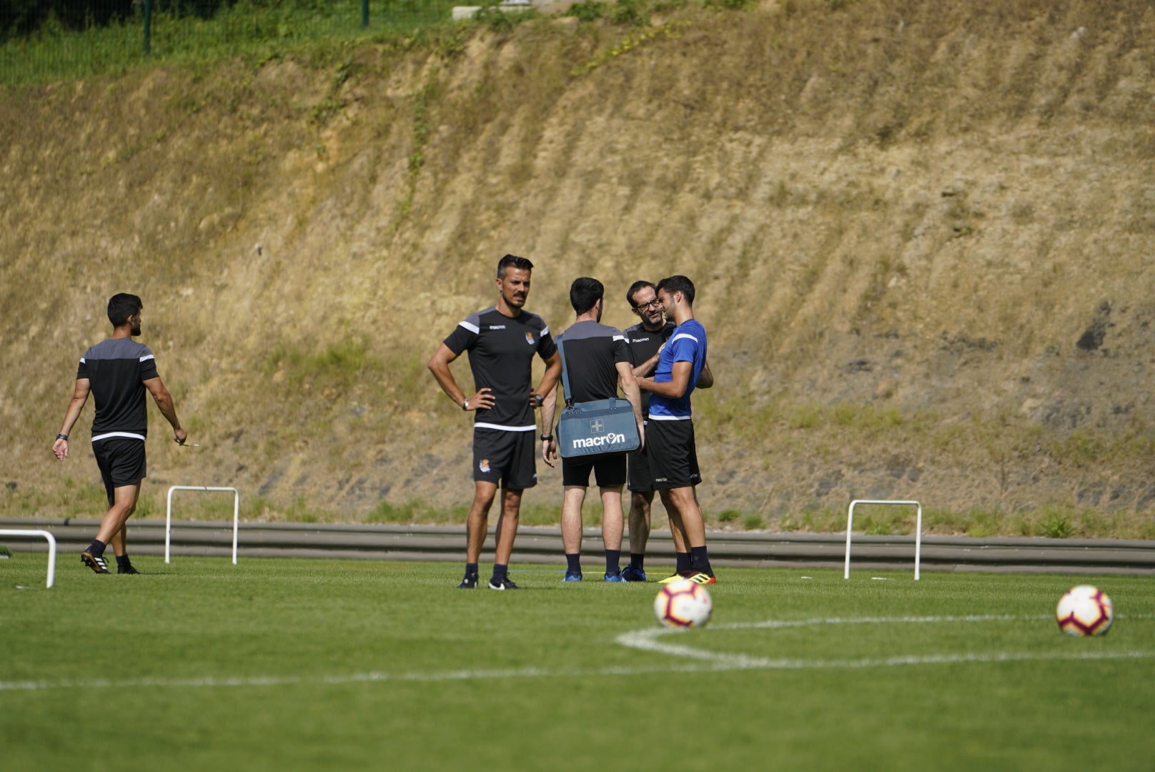 El nuevo fichaje de la Real Sociedad ha abandonado el campo molesto del hombro derecho 
