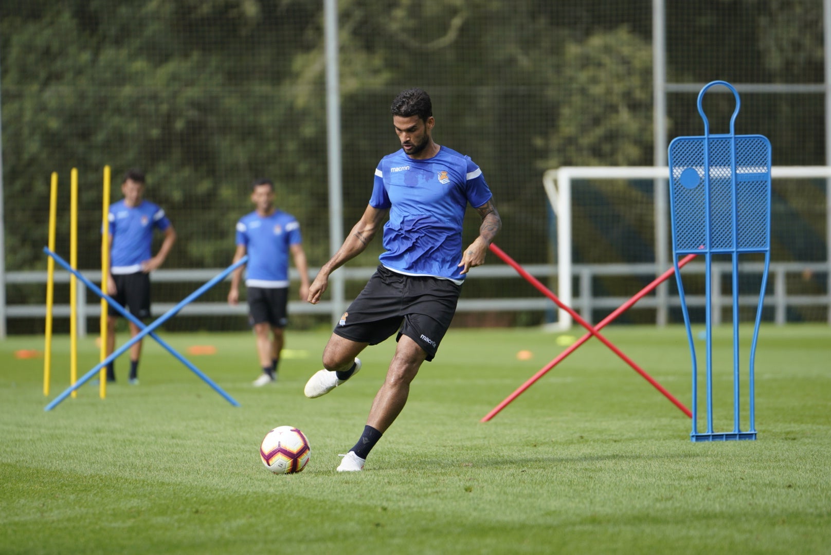 El nuevo fichaje de la Real Sociedad ha abandonado el campo molesto del hombro derecho 