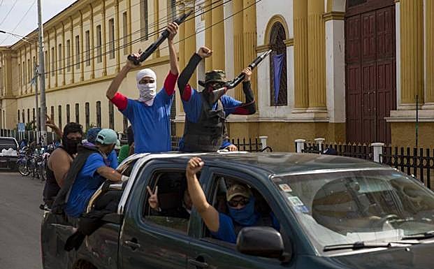 Personas con la cara tapada vigilan las calles hoy, miércoles 18 de julio de 2018, en la ciudad de Masaya (Nicaragua).