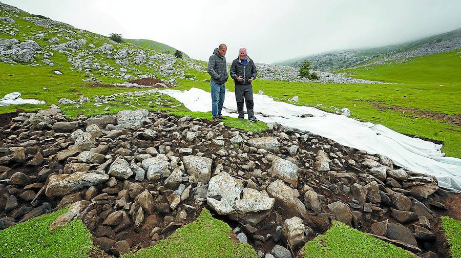 El periodista y el arqueólogo José Antonio Mujika, en la mitad del terreno excavado el pasado junio. 