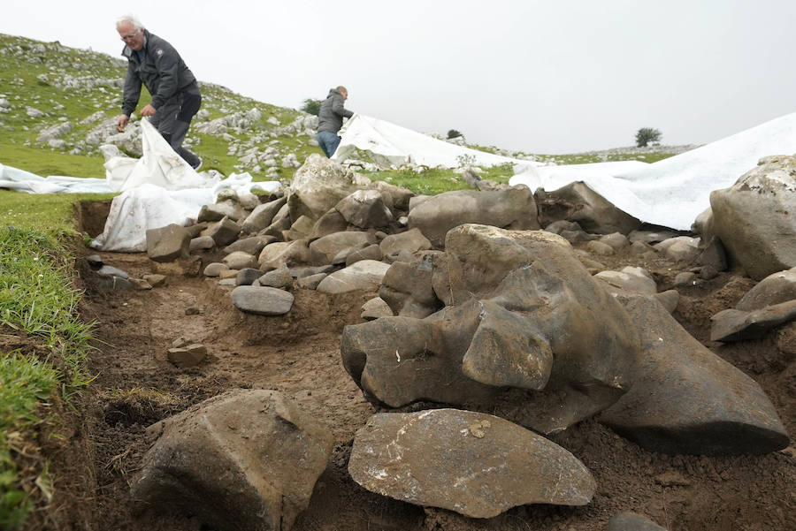 Lo que estaba catalogado como «túmulo» ha resultado ser una edificación -de planta aparentemente octogonal- que data de la época de los romanos. Concretamente, de entre los siglos I y III de nuestra era.