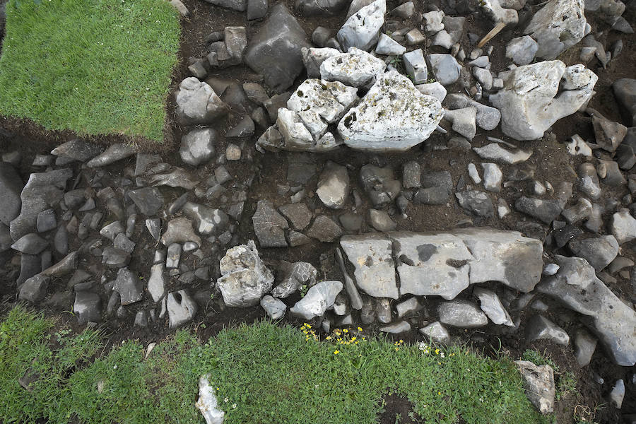 Lo que estaba catalogado como «túmulo» ha resultado ser una edificación -de planta aparentemente octogonal- que data de la época de los romanos. Concretamente, de entre los siglos I y III de nuestra era.