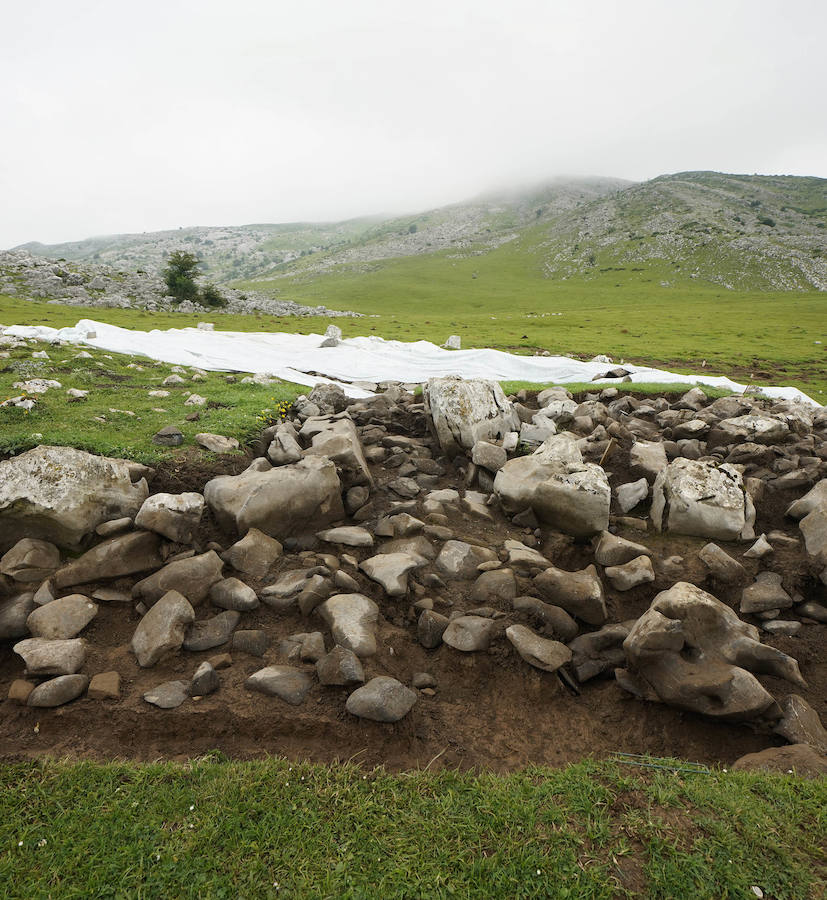 Lo que estaba catalogado como «túmulo» ha resultado ser una edificación -de planta aparentemente octogonal- que data de la época de los romanos. Concretamente, de entre los siglos I y III de nuestra era.