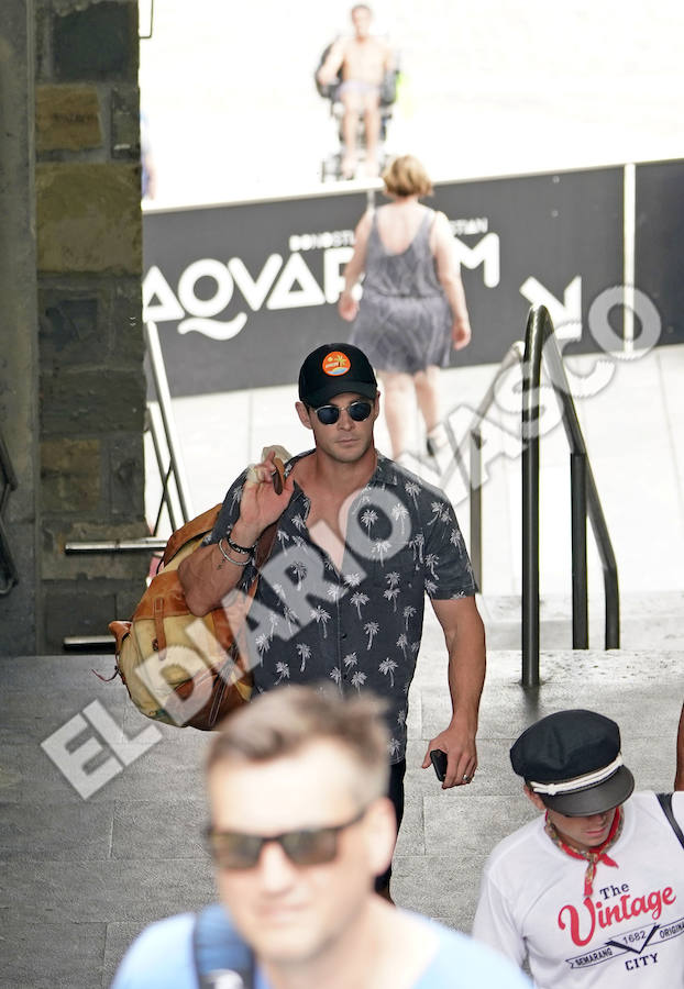 Las familias Hemsworth-Pataky y Damon-Barroso que se encuentran en la costa guipuzcoana disfrutaron de unos días de vacaciones aprovecharon para salir a dar una vuelta en el Catamarán Ciudad San Sebastián 