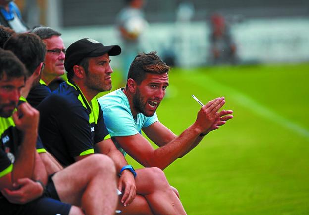 Juan Domínguez anima a sus jugadores ayer en Gal 