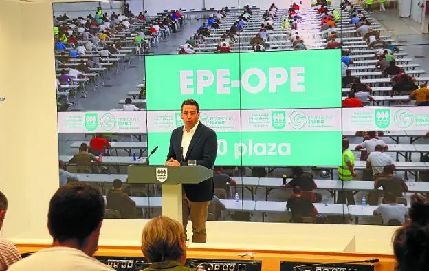 Imanol Lasa anuncia ante los medios de comunicación la convocatoria de la OPE masiva de la Diputación. 