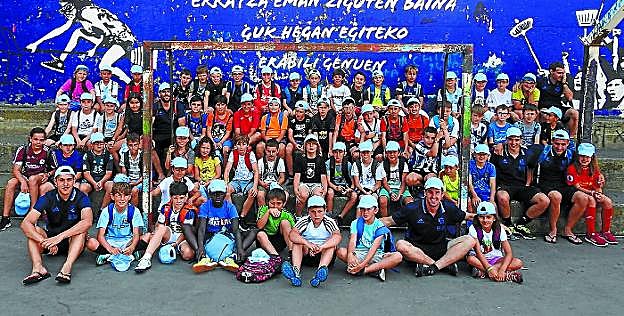 Todos los participantes en esta edición posaron juntos en la cancha de Kurtzebarri. 