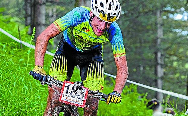 Tena. El biker urretxuarra, en pleno esfuerzo de bajada. 