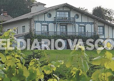 Imagen secundaria 1 - Elsa Pataky, en la terraza del Marina Txiki de Zarautz. En las imágenes inferiores, el hotel Iturregi y Elsa Pataky junto a Chris Hemsworth. 