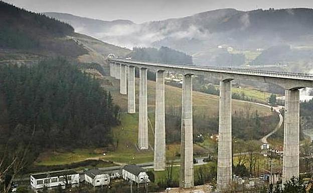 Obra del TAV, a su paso por Bergara. 