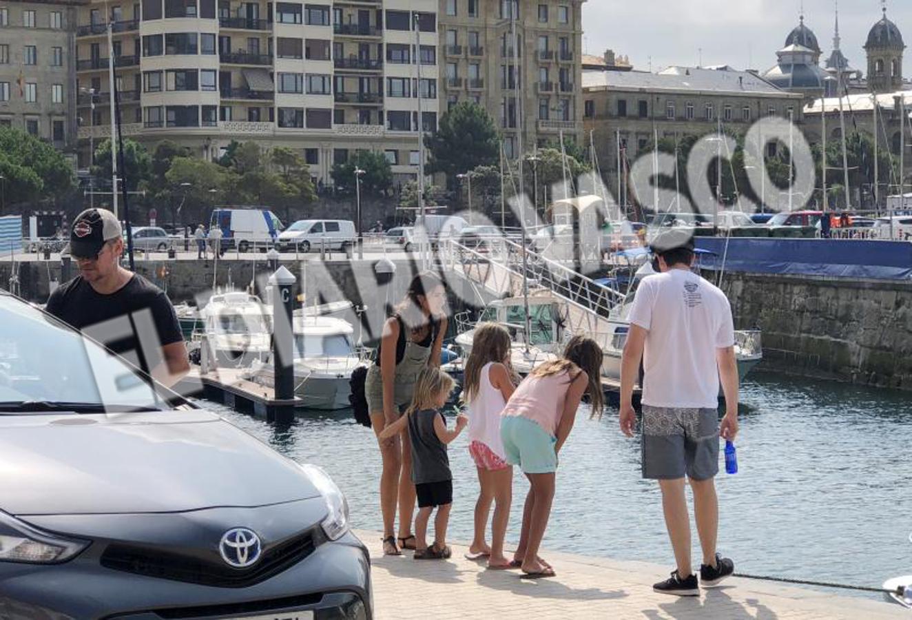 Las familias Hemsworth-Pataky y Damon-Barroso disfrutaron de un paseo en el Catamarán Ciudad San Sebastián 