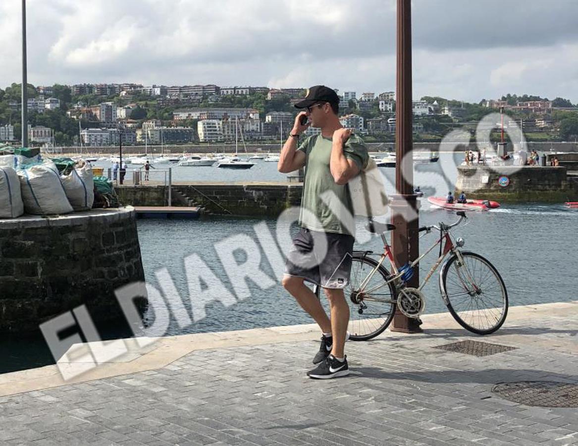 Las familias Hemsworth-Pataky y Damon-Barroso disfrutaron de un paseo en el Catamarán Ciudad San Sebastián 