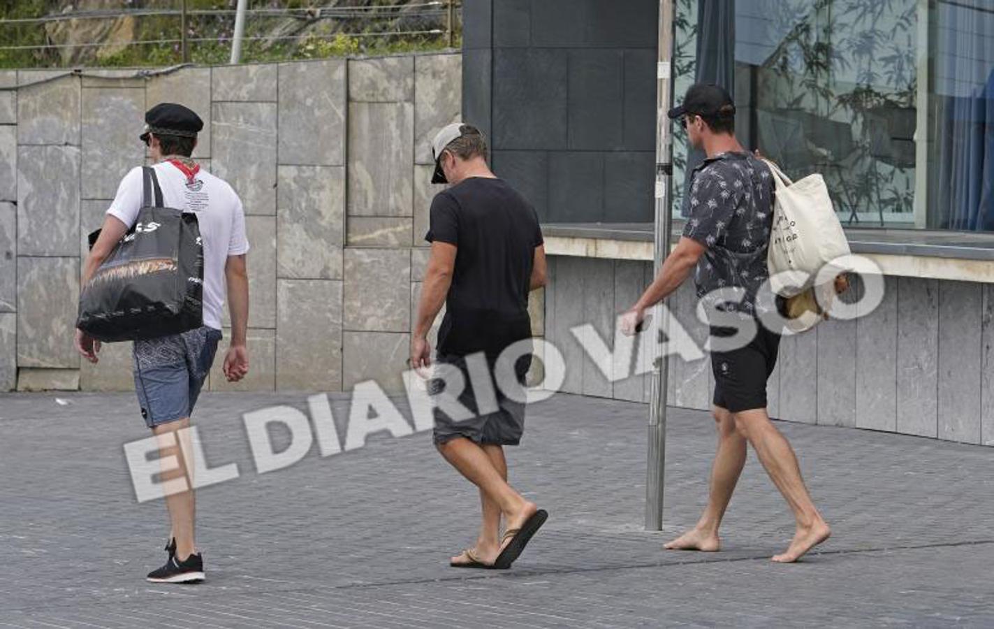 Las familias Hemsworth-Pataky y Damon-Barroso disfrutaron de un paseo en el Catamarán Ciudad San Sebastián 