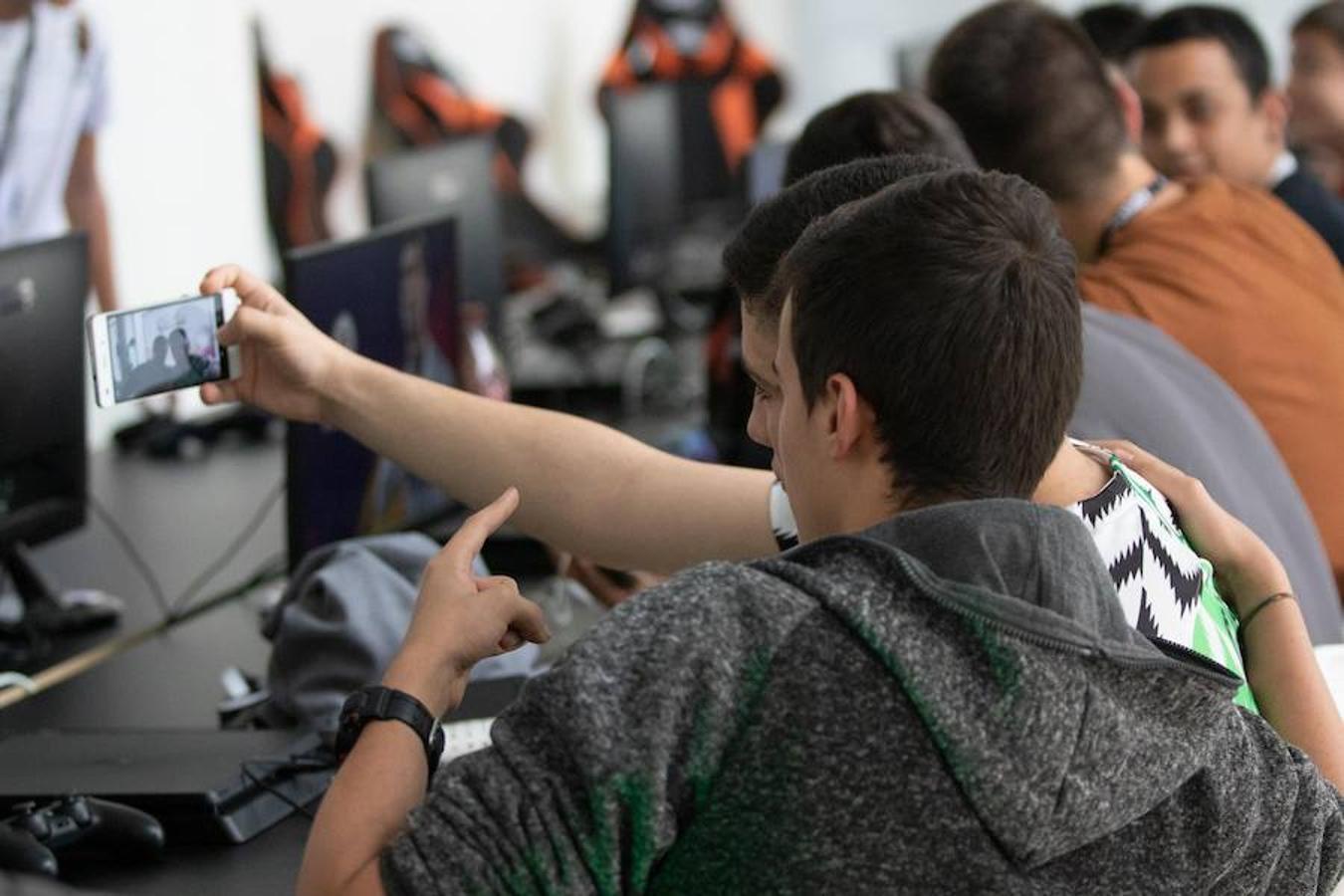 Los 'gamers' se han citado este viernes en Eibar para demostrar sus habilidades a los ojeadores del SD Eibar eSport. El club, que ya contaba con un equipo de eSport, ha decidido dar un salto de gigante y sumarse al panorama internacional de los videojuegos profesionales. Ahora necesitan completar su equipo con los mejores 'gamers' de la zona, motivo por el cual han organizado este 'Draft' en Ipurua.