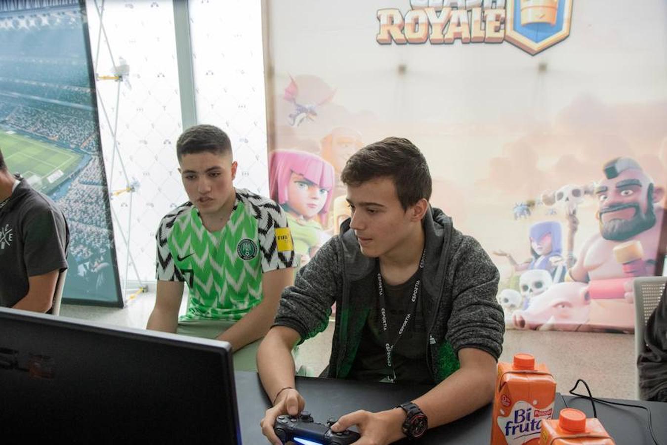 Los 'gamers' se han citado este viernes en Eibar para demostrar sus habilidades a los ojeadores del SD Eibar eSport. El club, que ya contaba con un equipo de eSport, ha decidido dar un salto de gigante y sumarse al panorama internacional de los videojuegos profesionales. Ahora necesitan completar su equipo con los mejores 'gamers' de la zona, motivo por el cual han organizado este 'Draft' en Ipurua.