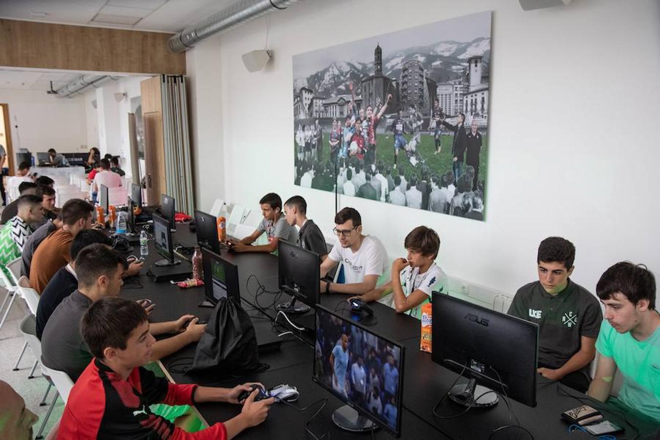 Los 'gamers' se han citado este viernes en Eibar para demostrar sus habilidades a los ojeadores del SD Eibar eSport. El club, que ya contaba con un equipo de eSport, ha decidido dar un salto de gigante y sumarse al panorama internacional de los videojuegos profesionales. Ahora necesitan completar su equipo con los mejores 'gamers' de la zona, motivo por el cual han organizado este 'Draft' en Ipurua.