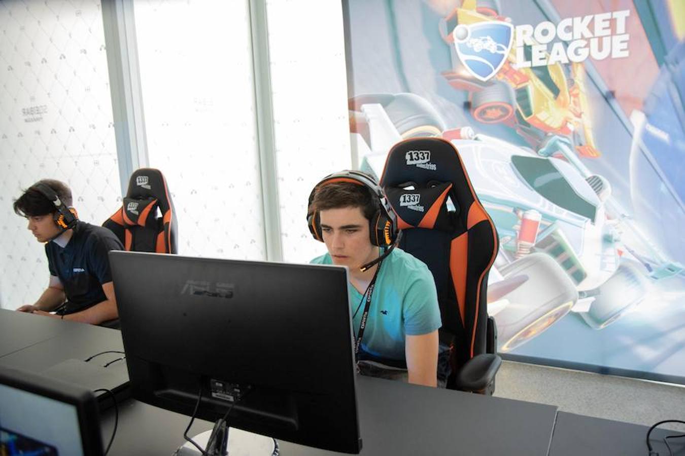 Los 'gamers' se han citado este viernes en Eibar para demostrar sus habilidades a los ojeadores del SD Eibar eSport. El club, que ya contaba con un equipo de eSport, ha decidido dar un salto de gigante y sumarse al panorama internacional de los videojuegos profesionales. Ahora necesitan completar su equipo con los mejores 'gamers' de la zona, motivo por el cual han organizado este 'Draft' en Ipurua.