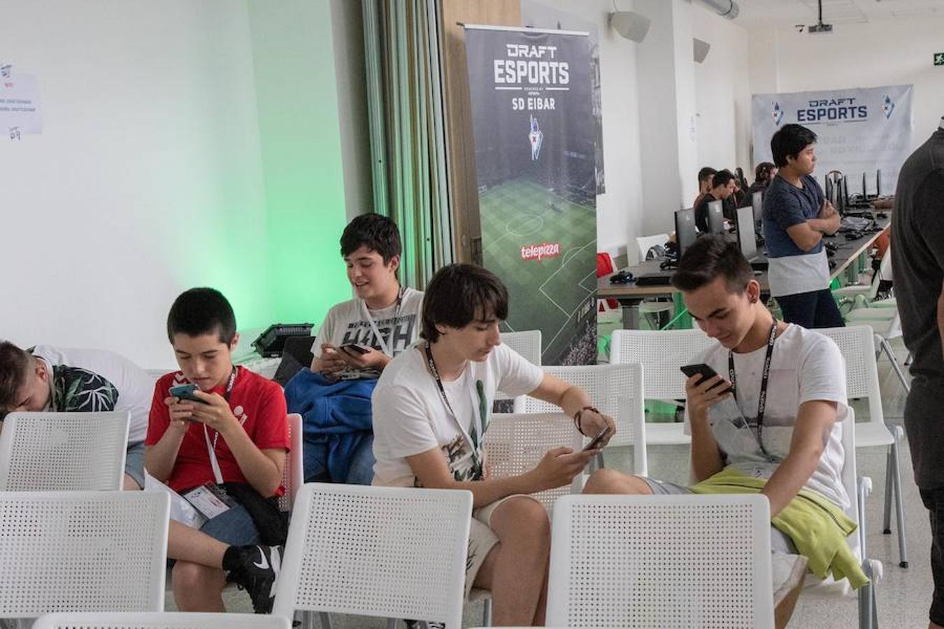 Los 'gamers' se han citado este viernes en Eibar para demostrar sus habilidades a los ojeadores del SD Eibar eSport. El club, que ya contaba con un equipo de eSport, ha decidido dar un salto de gigante y sumarse al panorama internacional de los videojuegos profesionales. Ahora necesitan completar su equipo con los mejores 'gamers' de la zona, motivo por el cual han organizado este 'Draft' en Ipurua.