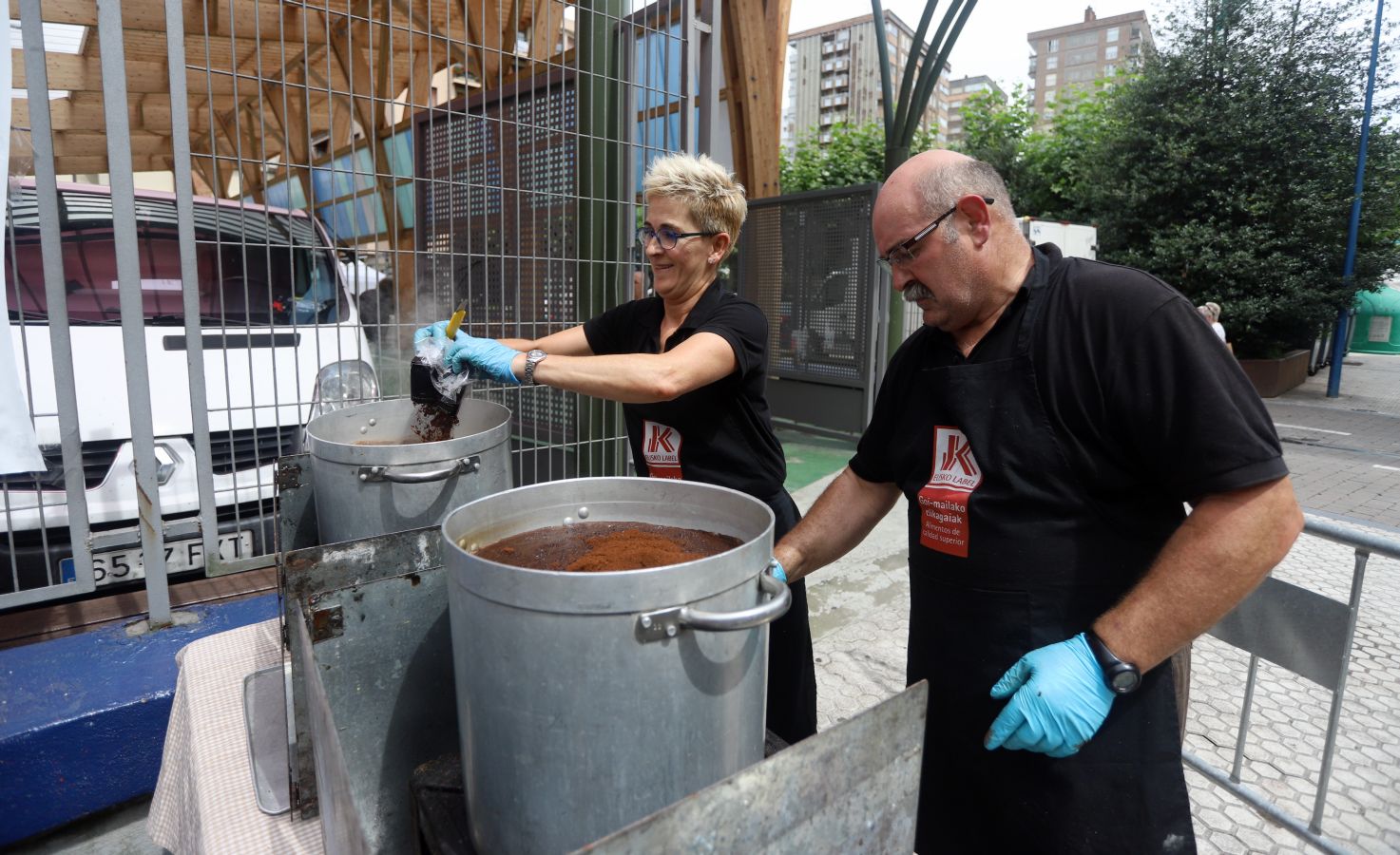 La comisión de fiestas de Errenteria ha organizado una comida popular este sabado, 21 de julio, en la plaza del pueblo.