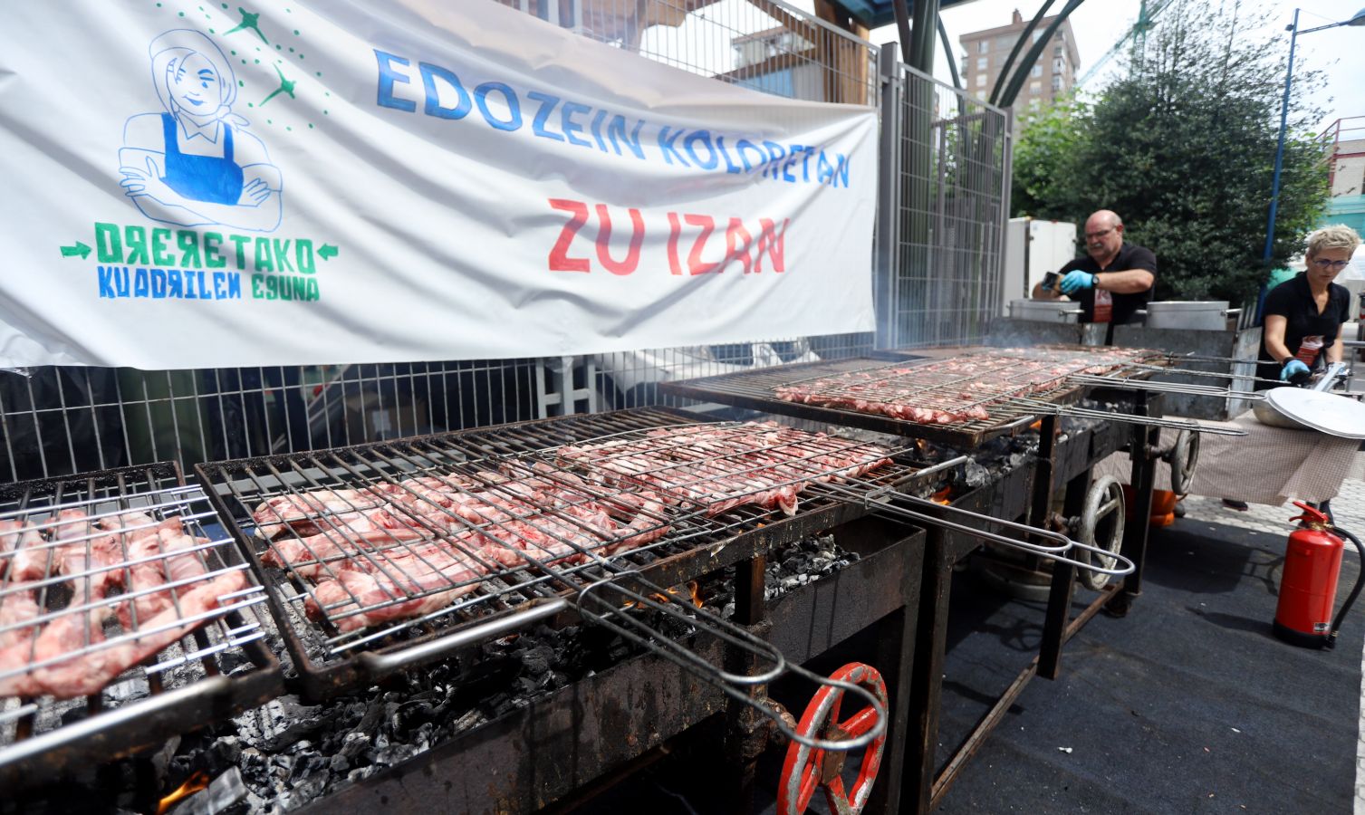 La comisión de fiestas de Errenteria ha organizado una comida popular este sabado, 21 de julio, en la plaza del pueblo.