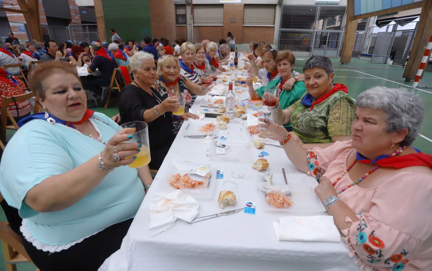 La comisión de fiestas de Errenteria ha organizado una comida popular este sabado, 21 de julio, en la plaza del pueblo.