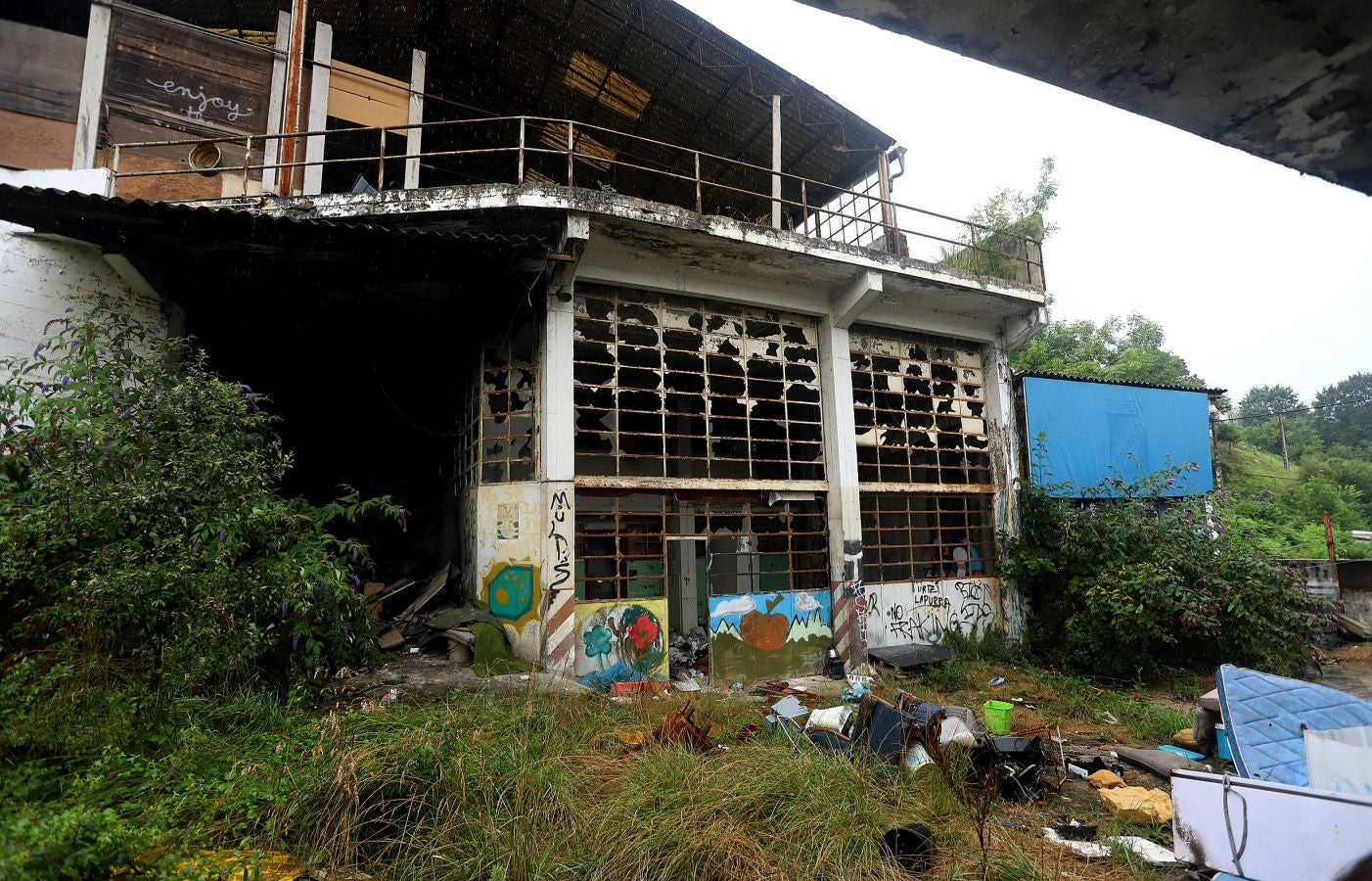 Aunque sea un espacio abandonado y degradado, cuenta con unas tres casas habitadas de forma legal mientras en el resto, unas siete, conviven personas sin contrato de alquiler o propiedad