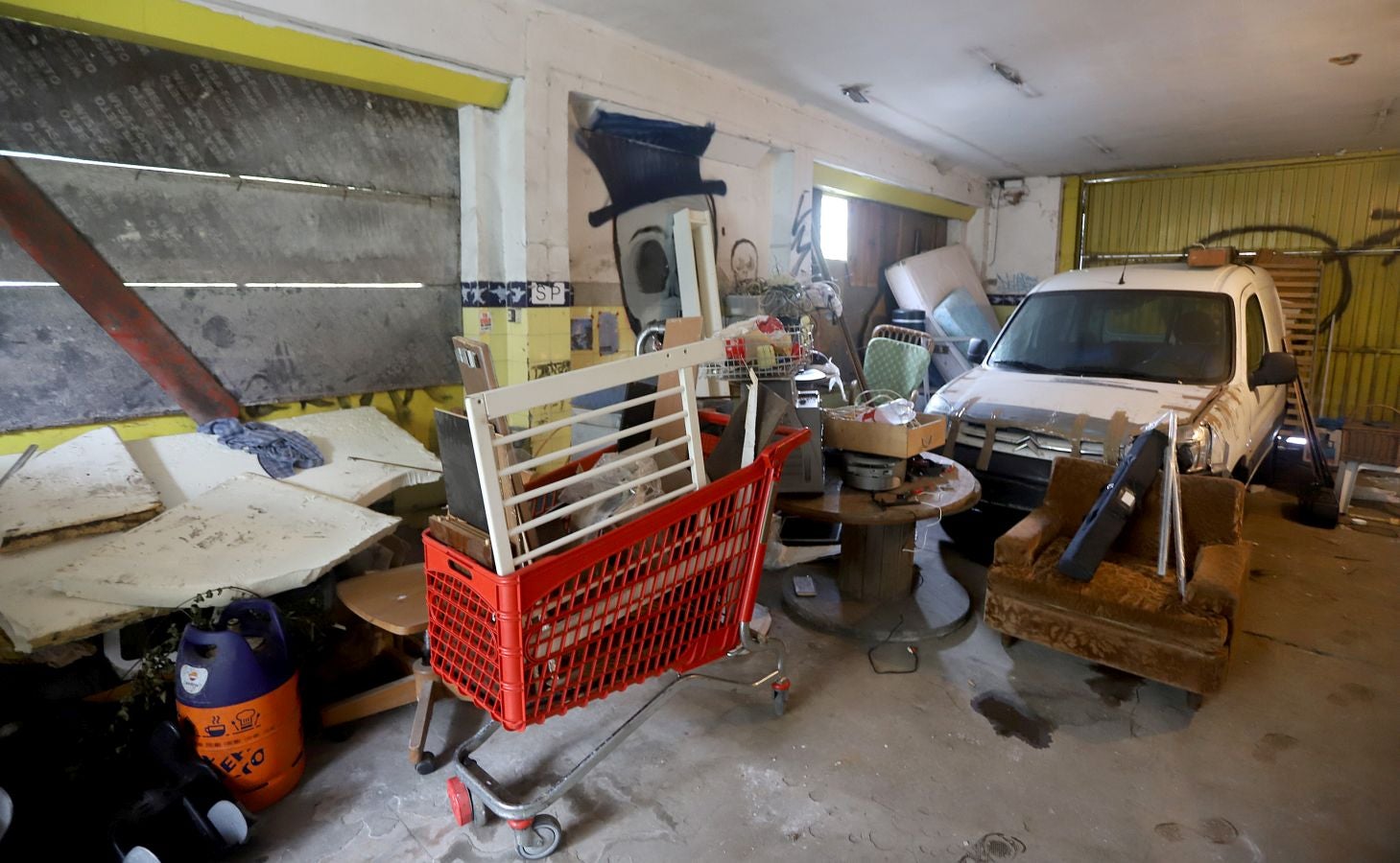 Aunque sea un espacio abandonado y degradado, cuenta con unas tres casas habitadas de forma legal mientras en el resto, unas siete, conviven personas sin contrato de alquiler o propiedad