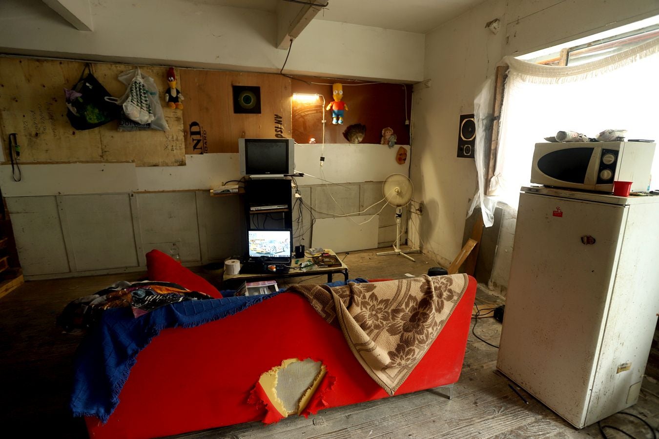 Aunque sea un espacio abandonado y degradado, cuenta con unas tres casas habitadas de forma legal mientras en el resto, unas siete, conviven personas sin contrato de alquiler o propiedad