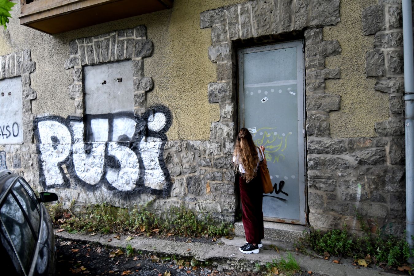 Aunque sea un espacio abandonado y degradado, cuenta con unas tres casas habitadas de forma legal mientras en el resto, unas siete, conviven personas sin contrato de alquiler o propiedad