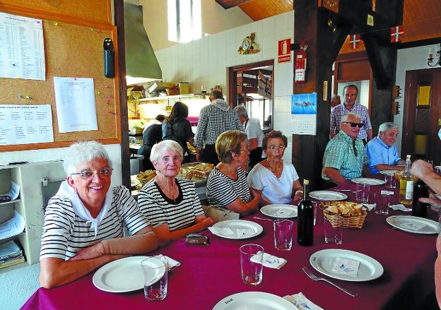 Gran ambiente el día de Santa Marina en la sociedad Aztiri Bat, que reunió a sus vecinos en un animado hamaiketako. 