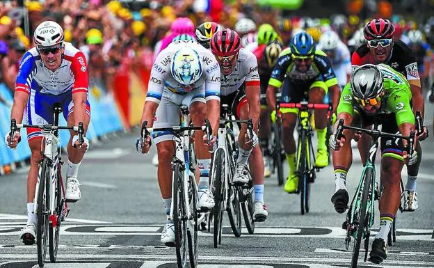 Démare (3º), Kristoff (2º) y Sagan (1º), en el sprint de ayer en Valence. 
