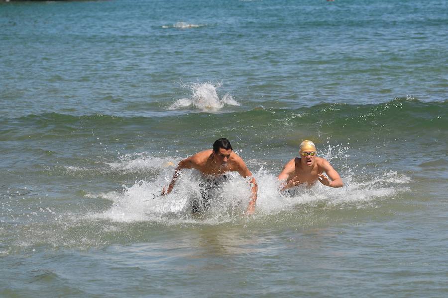 La 48 edición de la travesía, con record de participación de 3.000 nadadores en la salida, se ha convertido en la Behobia de las pruebas a nado.