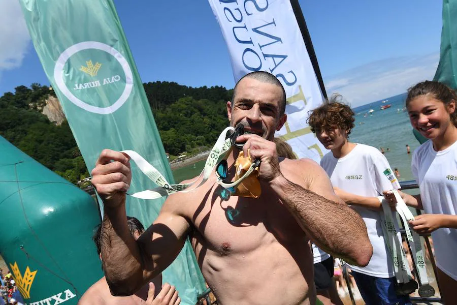 La 48 edición de la travesía, con record de participación de 3.000 nadadores en la salida, se ha convertido en la Behobia de las pruebas a nado.