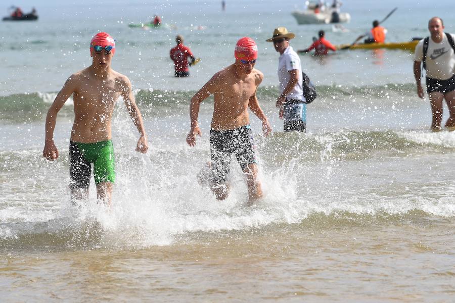La 48 edición de la travesía, con record de participación de 3.000 nadadores en la salida, se ha convertido en la Behobia de las pruebas a nado.
