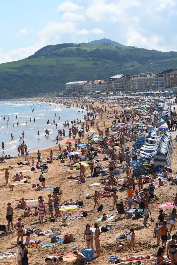 La 48 edición de la travesía, con record de participación de 3.000 nadadores en la salida, se ha convertido en la Behobia de las pruebas a nado.