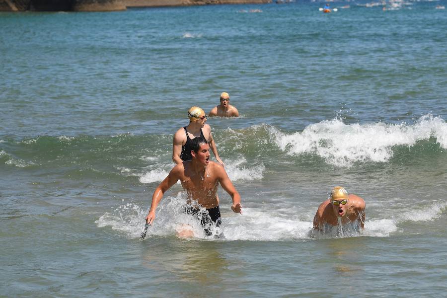 La 48 edición de la travesía, con record de participación de 3.000 nadadores en la salida, se ha convertido en la Behobia de las pruebas a nado.