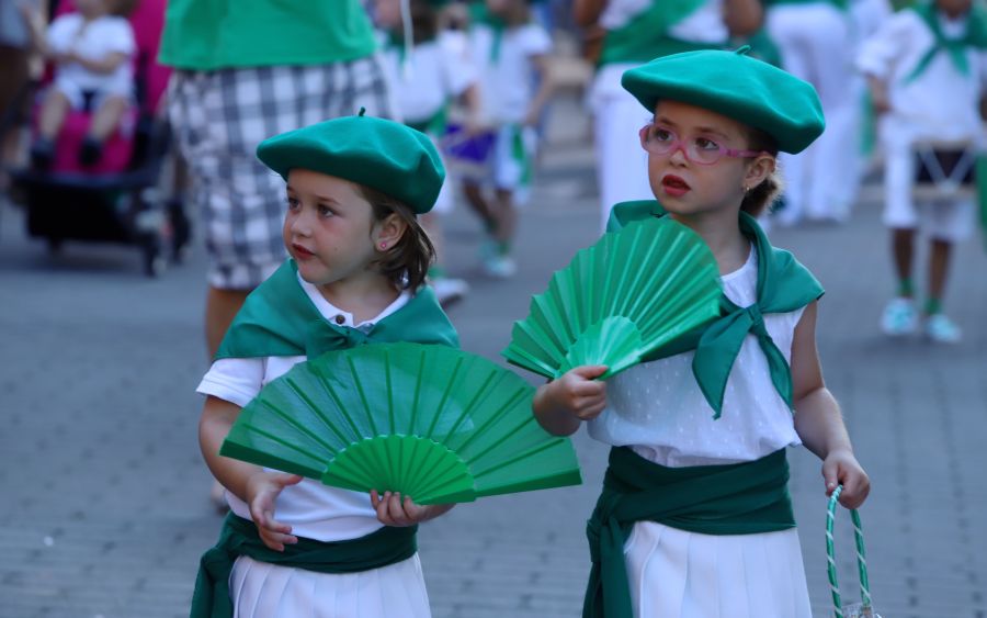 Las tamborradas infantiles de Gamon ikastetxea, Agustinak, Egiluze, Gabierrota, Koldo Mitxelena, Apyma Telleri, Alaberga, Beraun así como los Dantzaris de Errenteria y las charangas Pasai, Gauerdi, Deiadar, Tximeletak, Txorongo, Lagunak, Jun Da Jo e Incansables han celebrado el día grande de las fiestas de las Magdalenas.