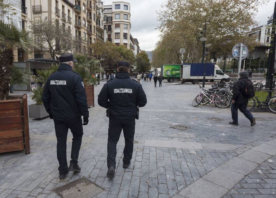 Policías Municipales de Donostia, patrullando por el Boulevard