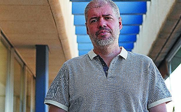 El secretario general de CC OO, Unai Sordo, en uno de los departamentos de la sede del sindicato en Madrid.