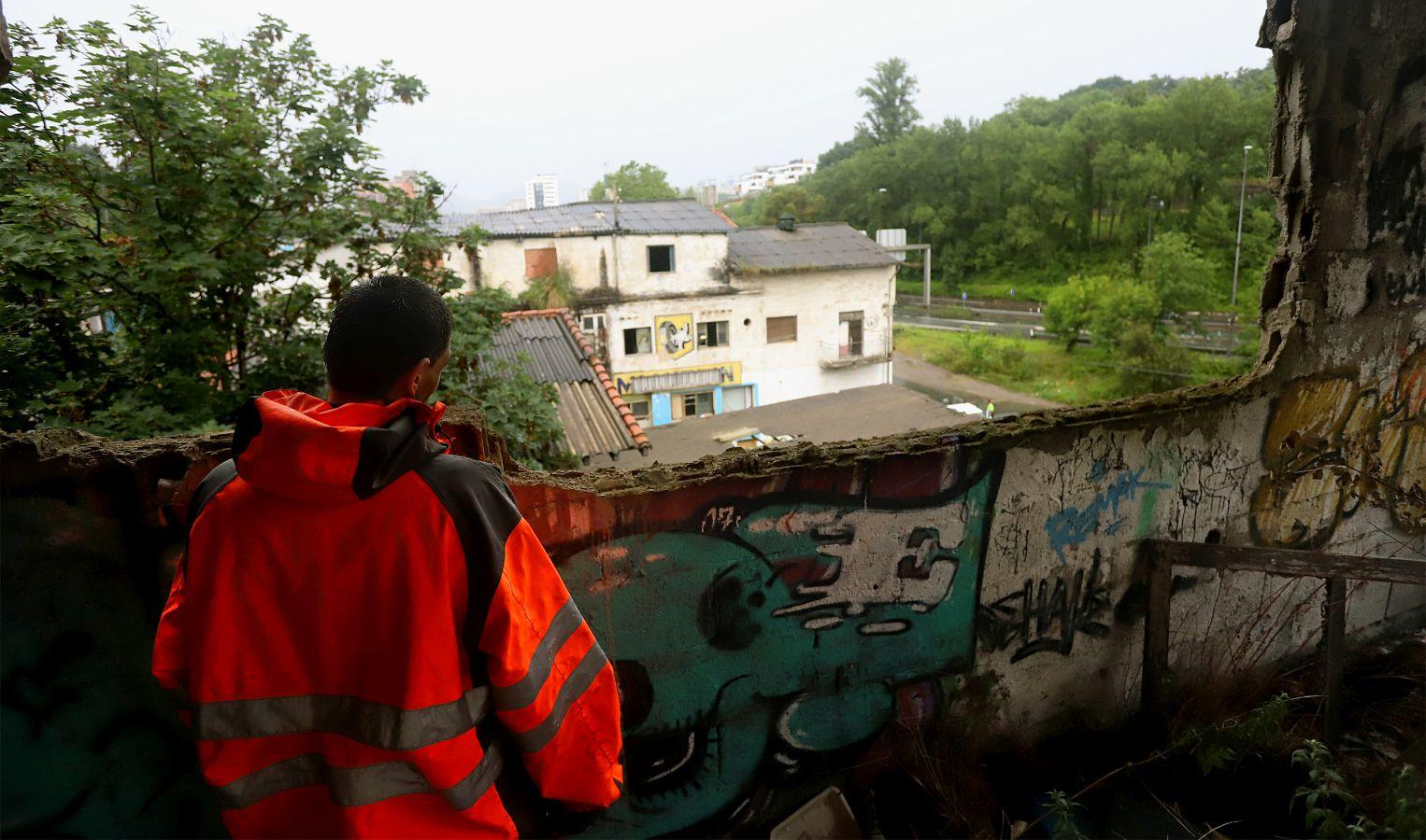 Aunque sea un espacio abandonado y degradado, cuenta con unas tres casas habitadas de forma legal mientras en el resto, unas siete, conviven personas sin contrato de alquiler o propiedad