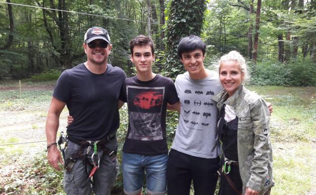 Matt Damon y Elsa Pataky posando con los trabajadores del parque Hontza Extreme