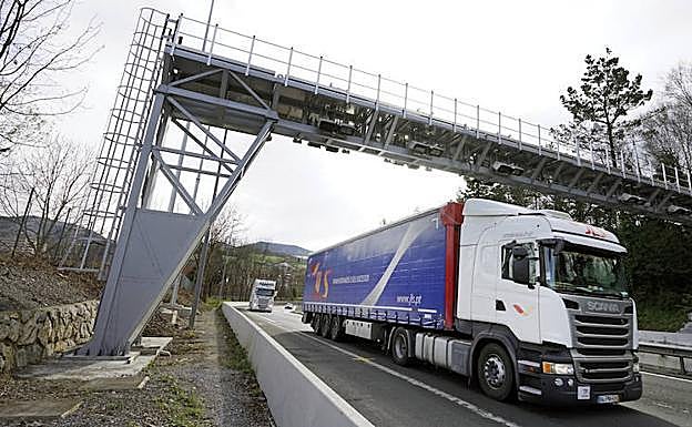 Los transportistas tachan la nueva norma foral de peajes de «burla y parche legal»