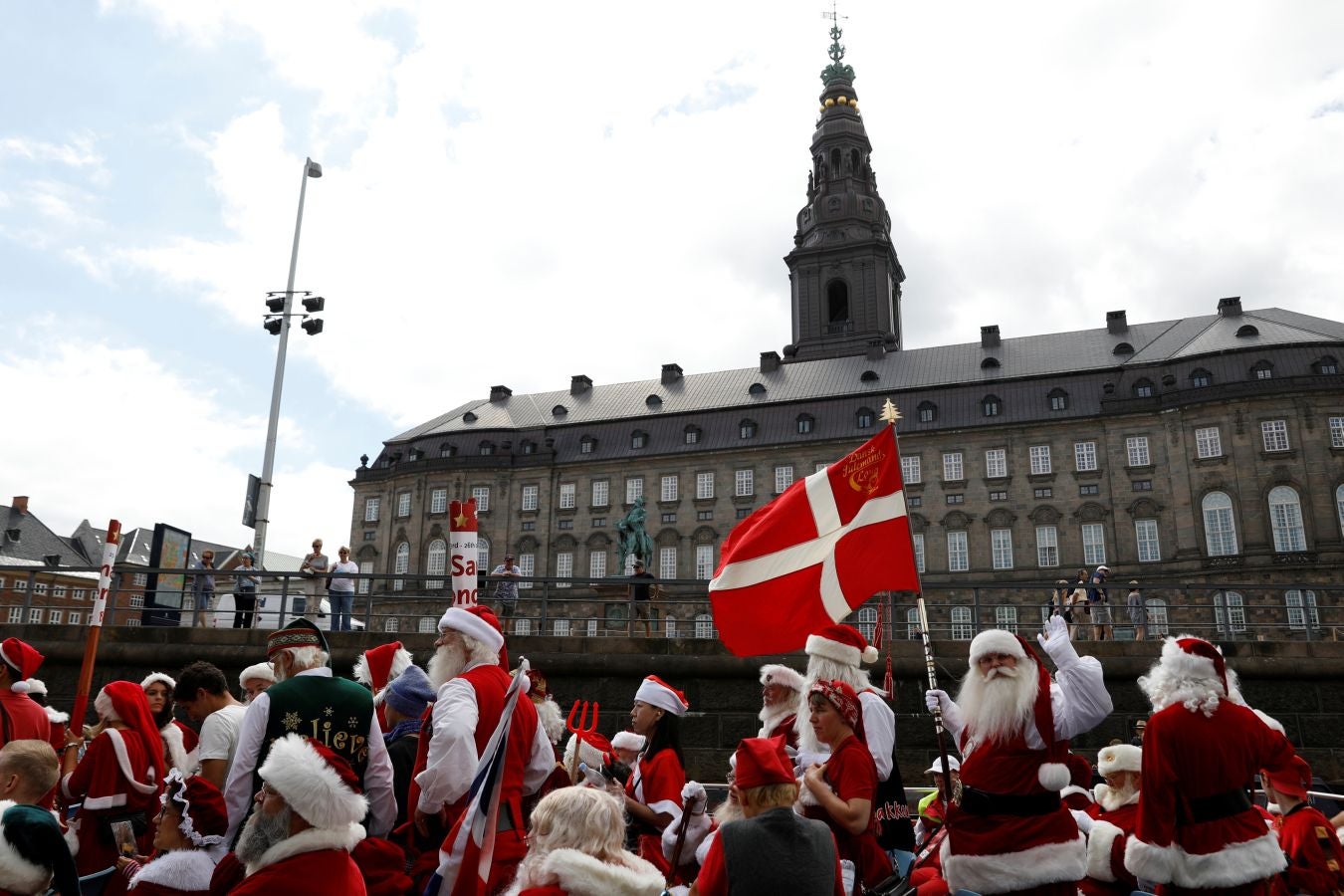 Este domingo se ha celebrado la 61ª conferencia anual de Papá Noel en Copenhague. Más de 150 Santa Claus se reunieron ayer en Dinamarca