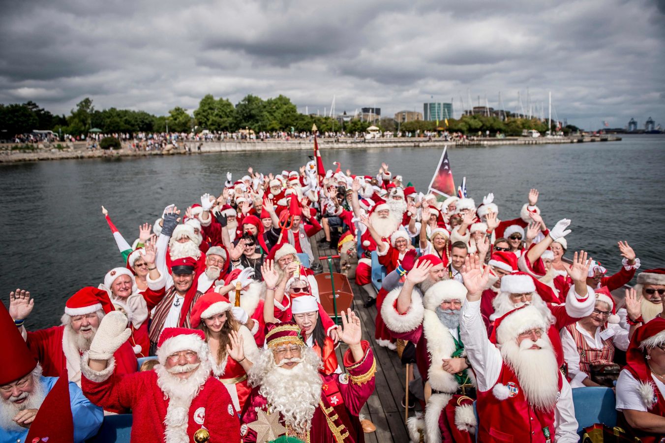 Este domingo se ha celebrado la 61ª conferencia anual de Papá Noel en Copenhague. Más de 150 Santa Claus se reunieron ayer en Dinamarca