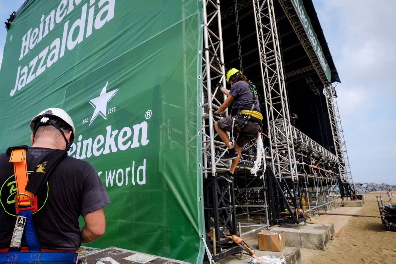 Ya están levantadas y casi preparadas todas las infraestructuras del Jazzaldia, y especialmente la del gran Escenario Verde de la playa de la Zurriola, donde mañana a las 21.00 horas actuará el maestro de la salsa Rubén Blades