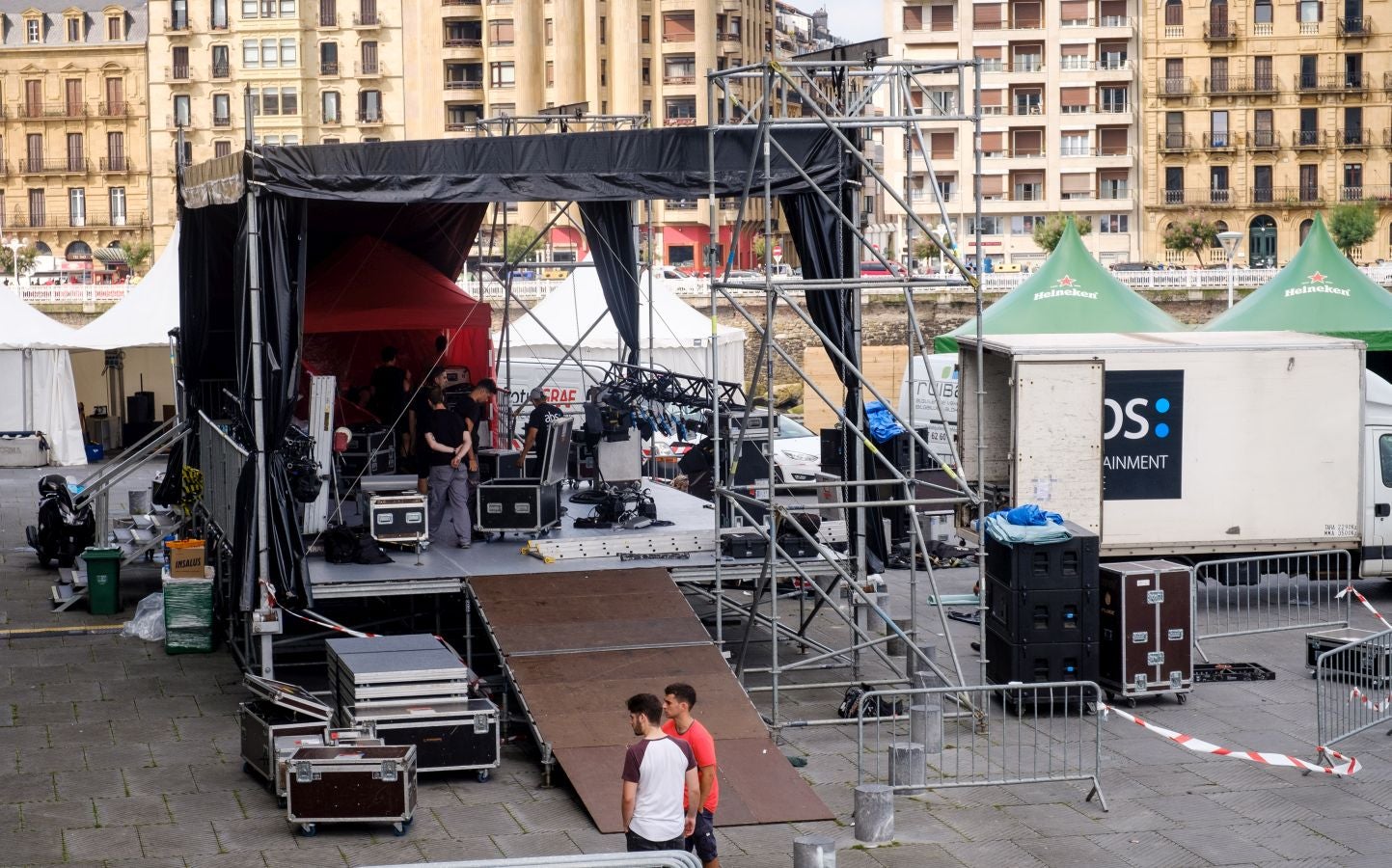 Ya están levantadas y casi preparadas todas las infraestructuras del Jazzaldia, y especialmente la del gran Escenario Verde de la playa de la Zurriola, donde mañana a las 21.00 horas actuará el maestro de la salsa Rubén Blades
