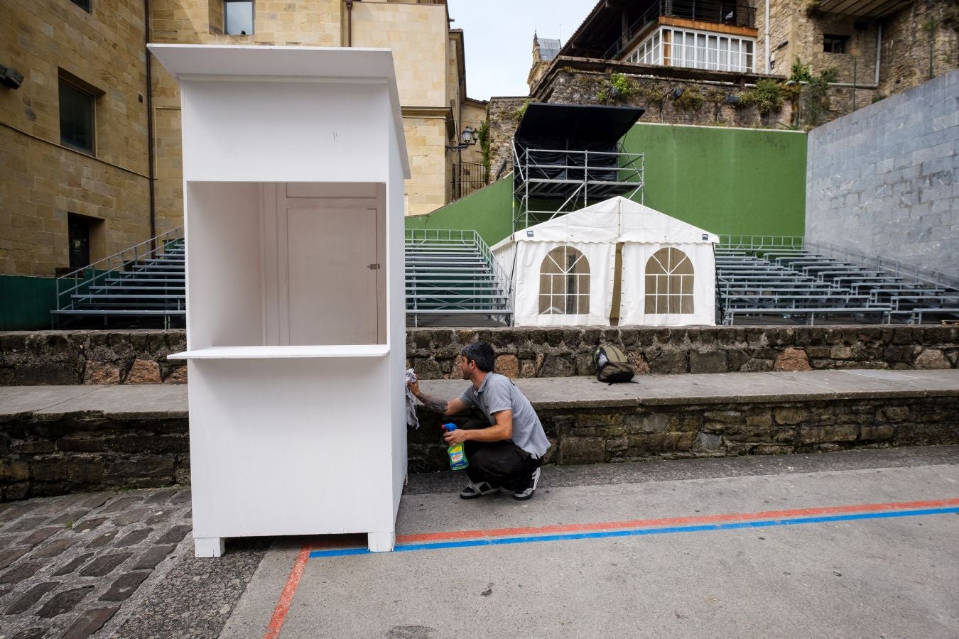 Ya están levantadas y casi preparadas todas las infraestructuras del Jazzaldia, y especialmente la del gran Escenario Verde de la playa de la Zurriola, donde mañana a las 21.00 horas actuará el maestro de la salsa Rubén Blades