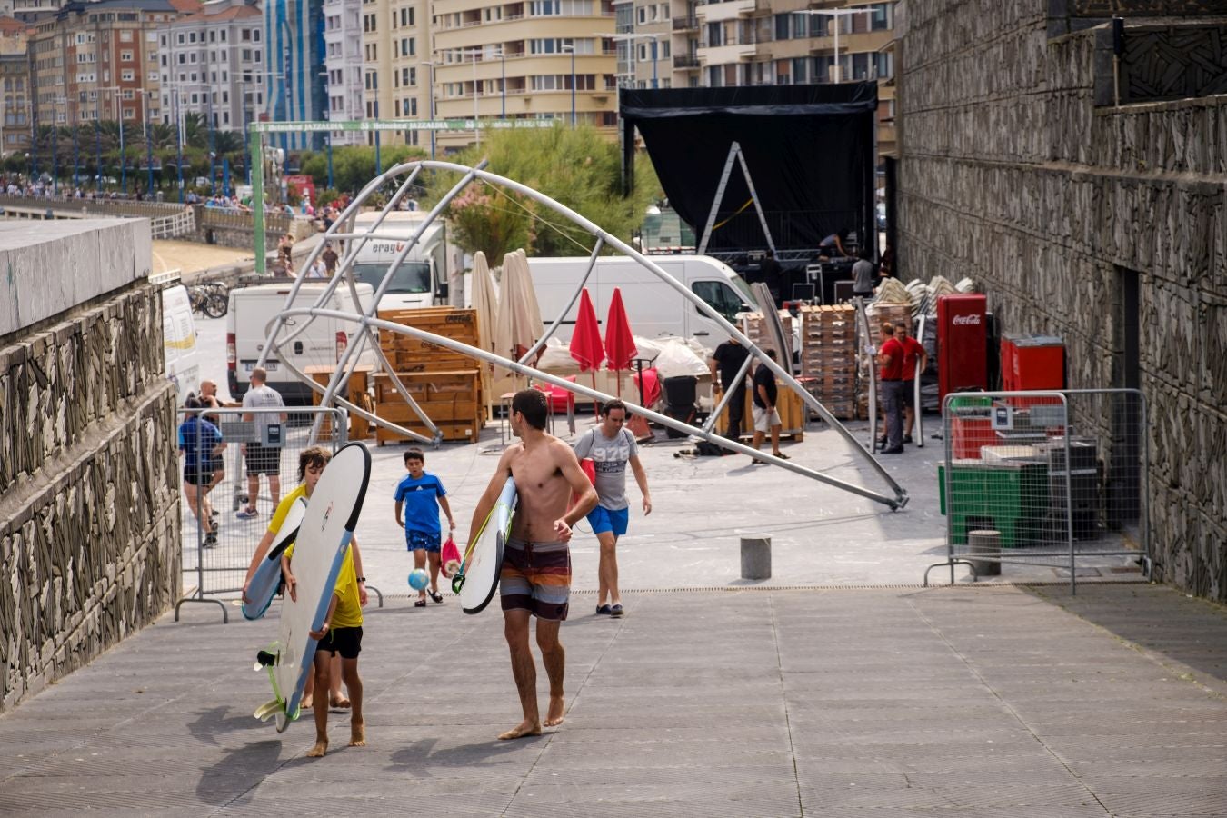 Ya están levantadas y casi preparadas todas las infraestructuras del Jazzaldia, y especialmente la del gran Escenario Verde de la playa de la Zurriola, donde mañana a las 21.00 horas actuará el maestro de la salsa Rubén Blades