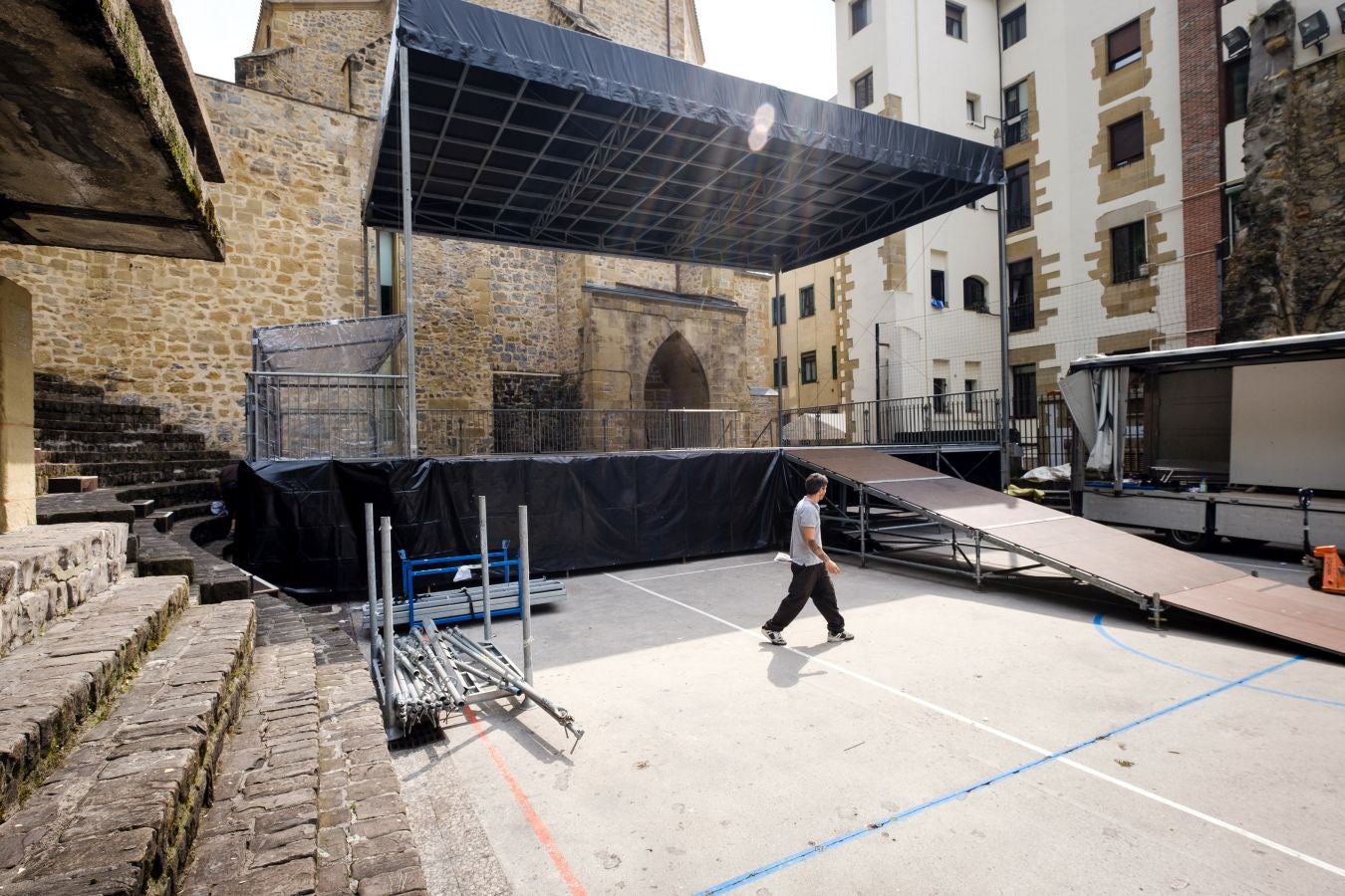 Ya están levantadas y casi preparadas todas las infraestructuras del Jazzaldia, y especialmente la del gran Escenario Verde de la playa de la Zurriola, donde mañana a las 21.00 horas actuará el maestro de la salsa Rubén Blades